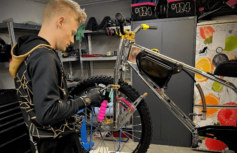 „Nie poddam się” – Hansen wraca na motocykl po poważnym wypadku!