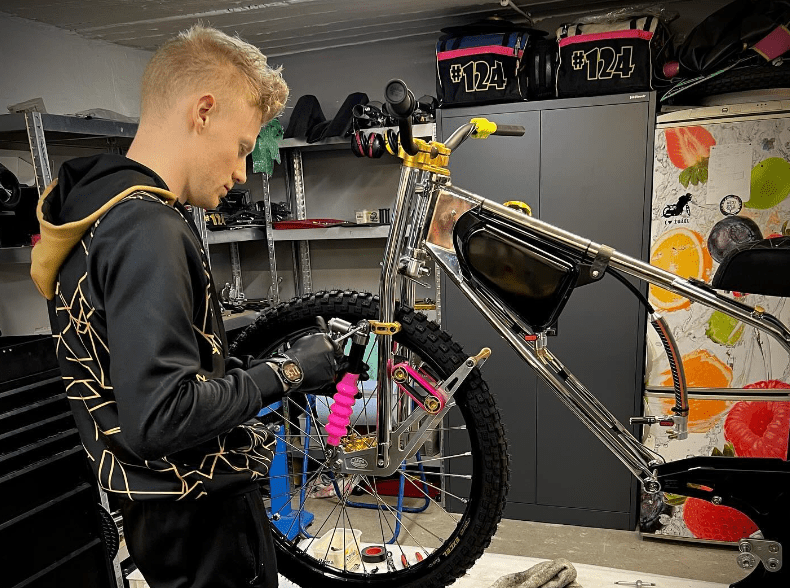 „Nie poddam się” – Hansen wraca na motocykl po poważnym wypadku!