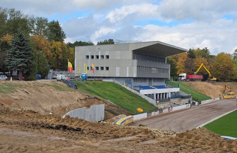 Nowe trybuny na stadionie OSIR Skałka nabierają kształtów! Świętochłowice zyska nowoczesny obiekt sportowy