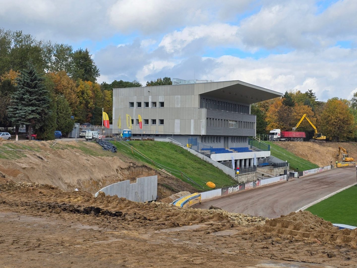 Nowe trybuny na stadionie OSIR Skałka nabierają kształtów! Świętochłowice zyska nowoczesny obiekt sportowy
