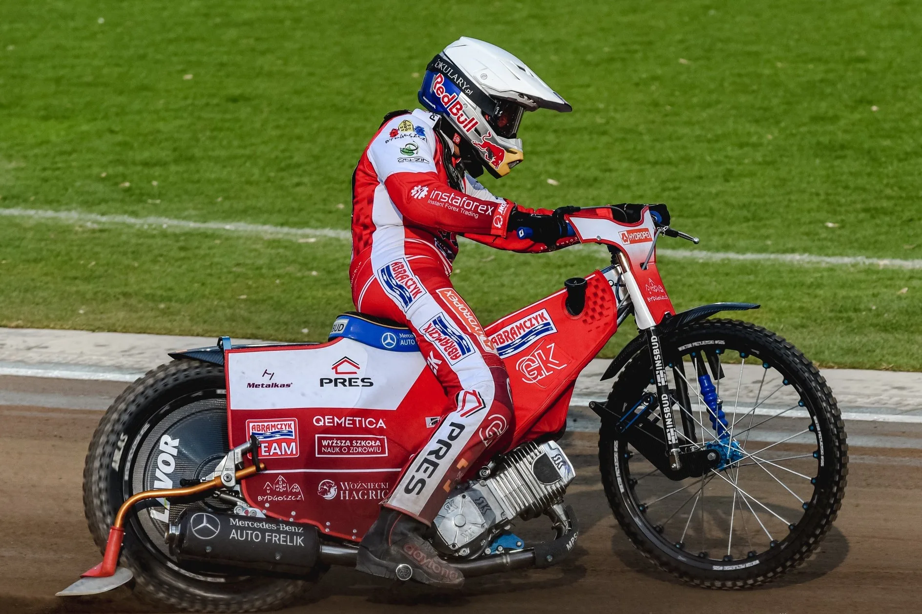 Wiktor Przyjemski pewnie wygrywa rundę eliminacji Srebrnego Kasku w Bydgoszczy